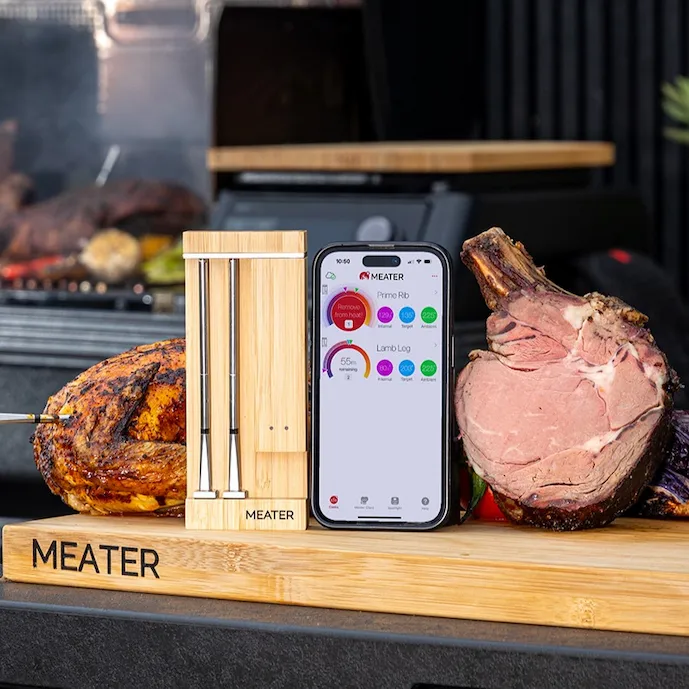 meater-fleischthermometer-in-ladestation,-daneben-ein-handy-mit-der-app-meater-master-class