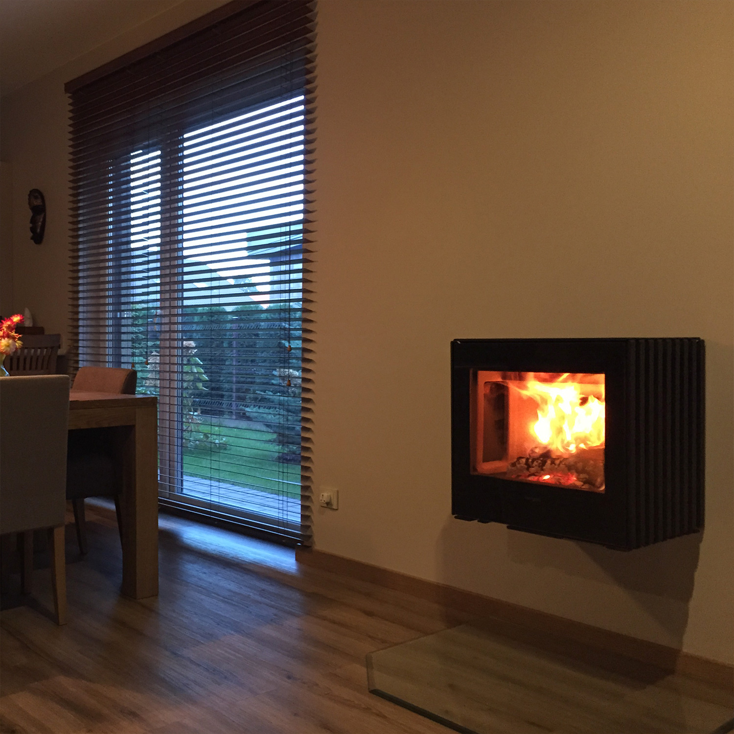 Hergom Glance LVP Kaminofen Gusseisen schwarz inkl. Wandbefestigung