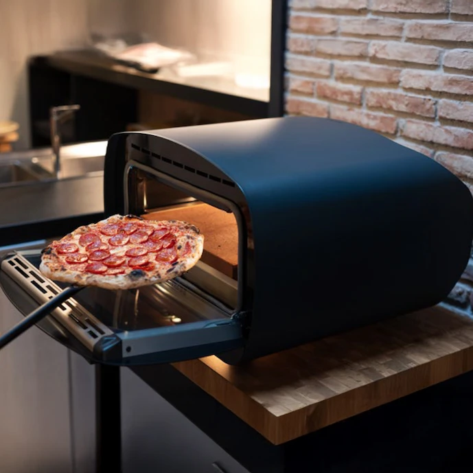 elektrische-pizzaofen-urbe-von-alfa---pizza-wird-gerade-herausgenommen