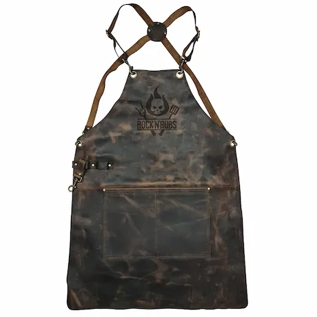 Eine robuste braune Lederschürze mit Taschen und verstellbaren Trägern Eine robuste braune Lederschürze mit Taschen und verstellbaren Trägern
