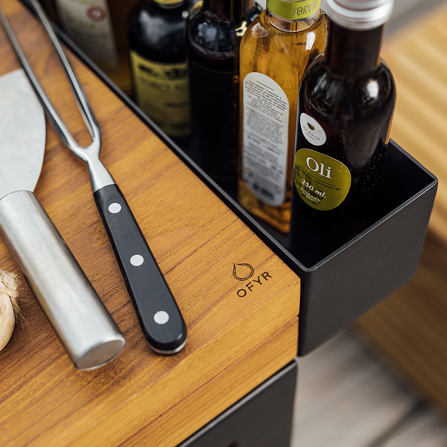 OFYR Sockel Black 65 PRO mit Arbeitsplatte Teakholz OFYR Sockel Black 65 PRO mit Arbeitsplatte Teakholz