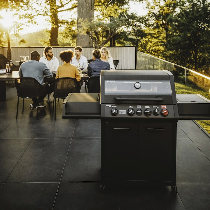 enders-gasgrill-monroe-auf-einer-terrasse-im-hintergrund-menschen-an-einem-tisch-sitzend