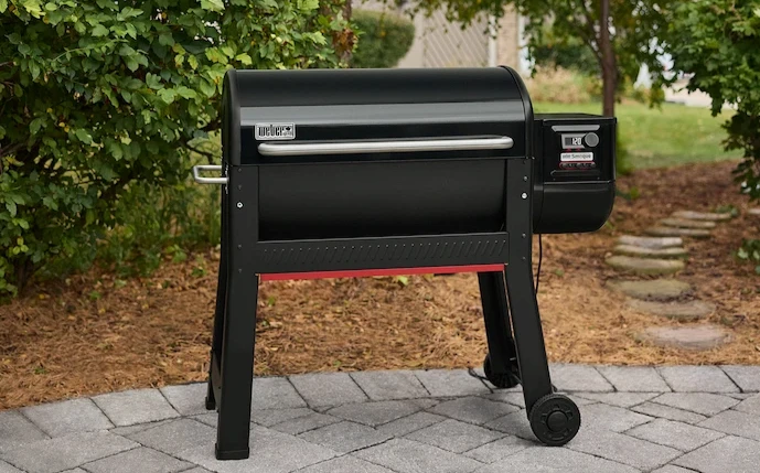 traeger-pelletgrill/smoker-in-einem-garten