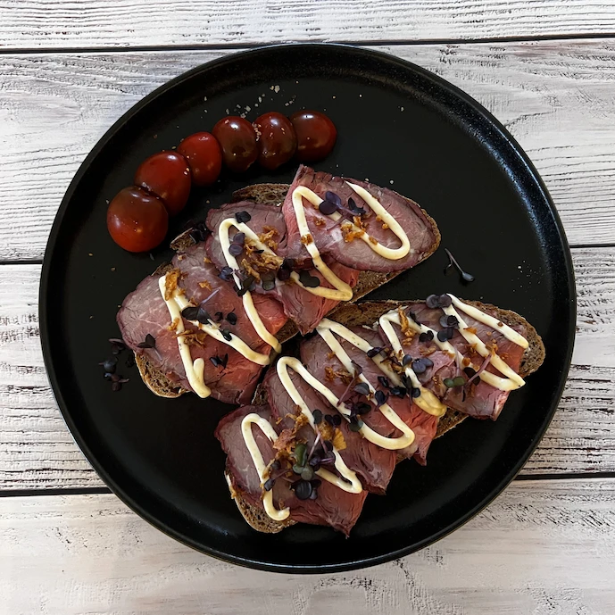 roastbeef-in-scheiben-auf-schwarzbrot-garniert-mit-mayonnaise-und-frischer-rettichkresse