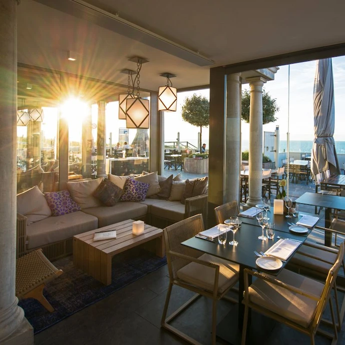 deckenheizstrahler-für-eine-überdachte-terrasse-eines-restaurants
