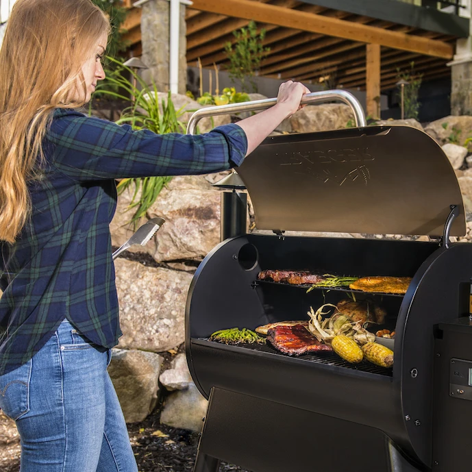 frau-beim-öffnen-eines-traeger-grills.