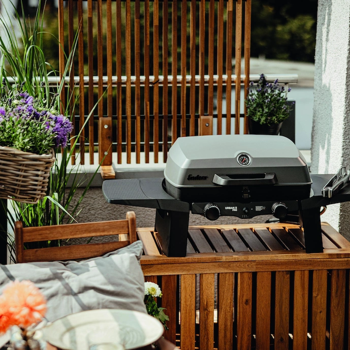 enders-elektro-tischgrill-auf-einem-balkon