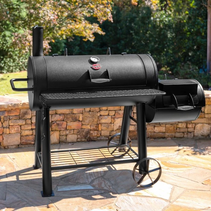 char-griller-competition-pro-offset-smoker-und-holzkohlegrill-in-einem-garten