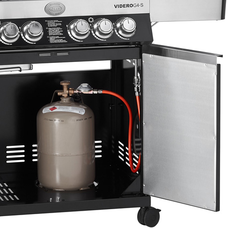 Geöffnete Tür des Rösle Videro G4-S Gasgrills zeigt Propangasflasche