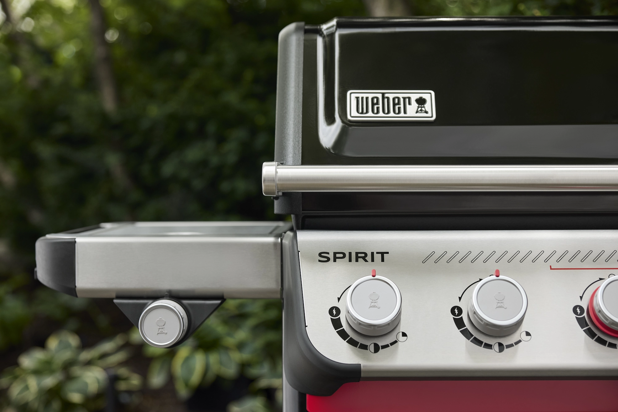 linke-seitenablage-des-weber-gasgrills-spirit-ep-435-inkl.-seitenkocher