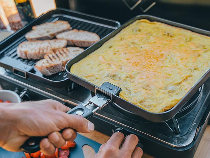 cadac-campingkocher-mit-zwei-pfannen-mit-auflauf-und-geröstetem-brot