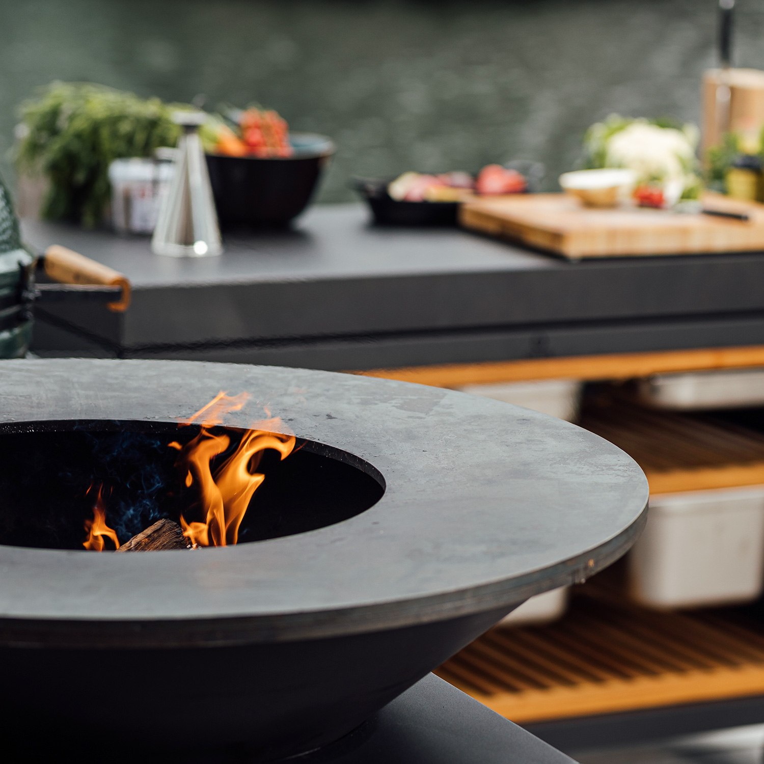 OFYR Island Black 100 Grill & Feuerstelle mit Arbeitsplatte Teakholz