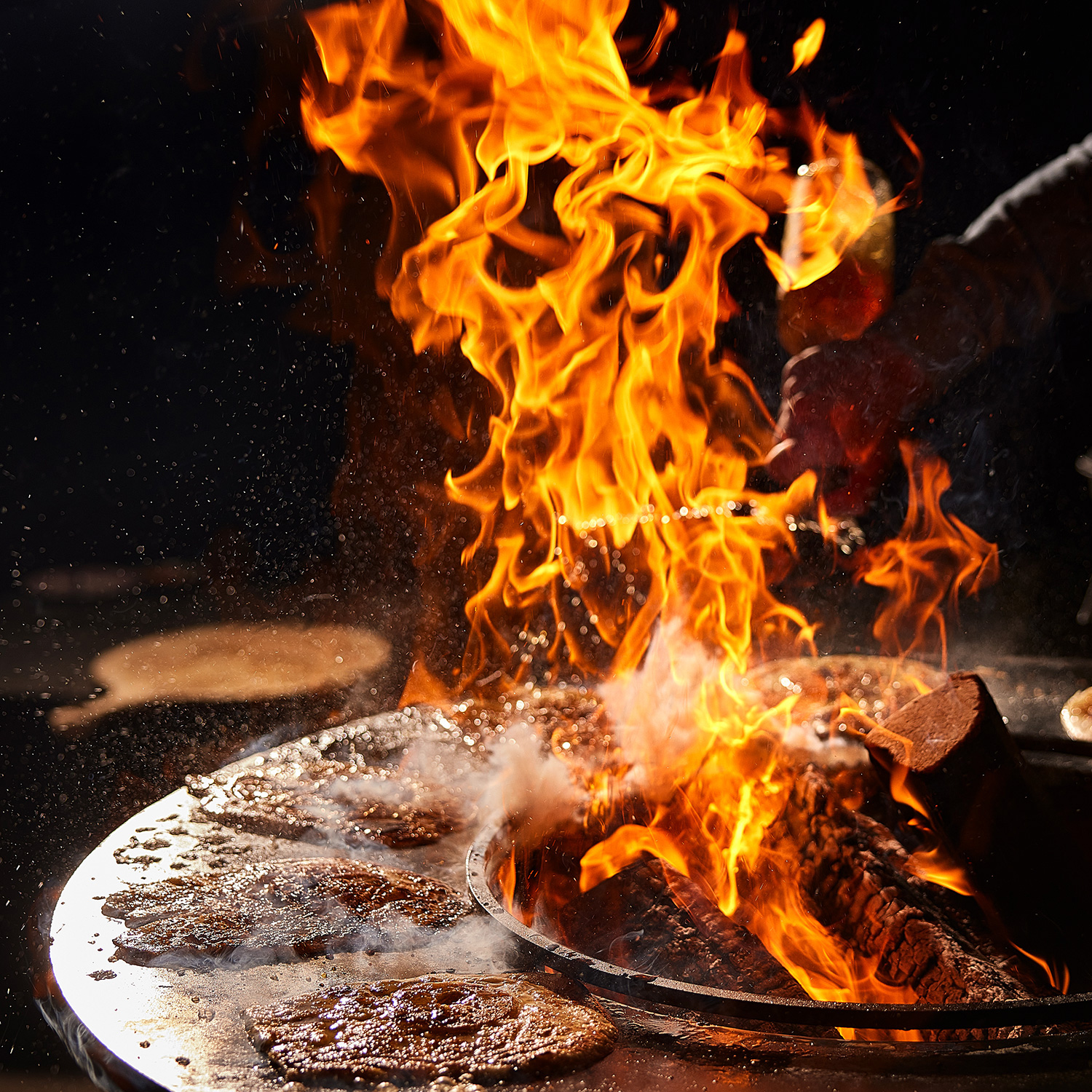 OFYR Island Black 100 Grill & Feuerstelle mit Arbeitsplatte Keramik