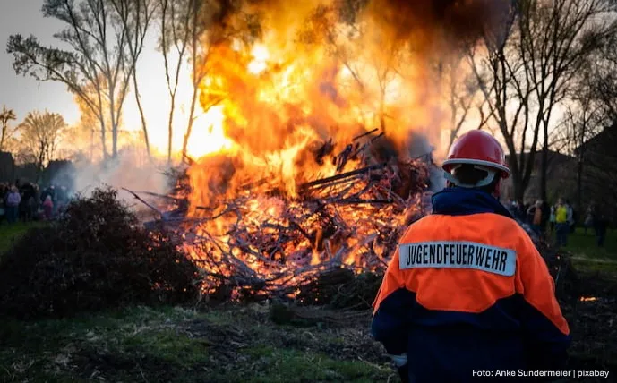 feuerwehrmann-beobachtet-das-osterfeuer