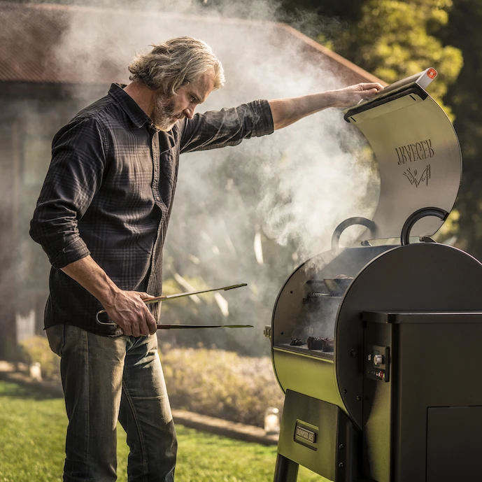 mann-an-einem-traeger-ironwood