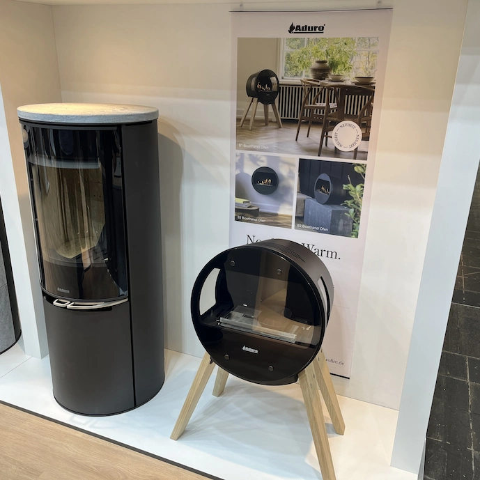 aduro-bioethanol-ofen-runde-form-auf-holzbeinen