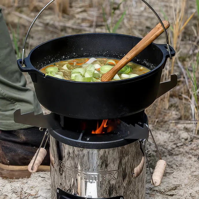 feuertopf-mit-suppe-auf-dem-raketenofen
