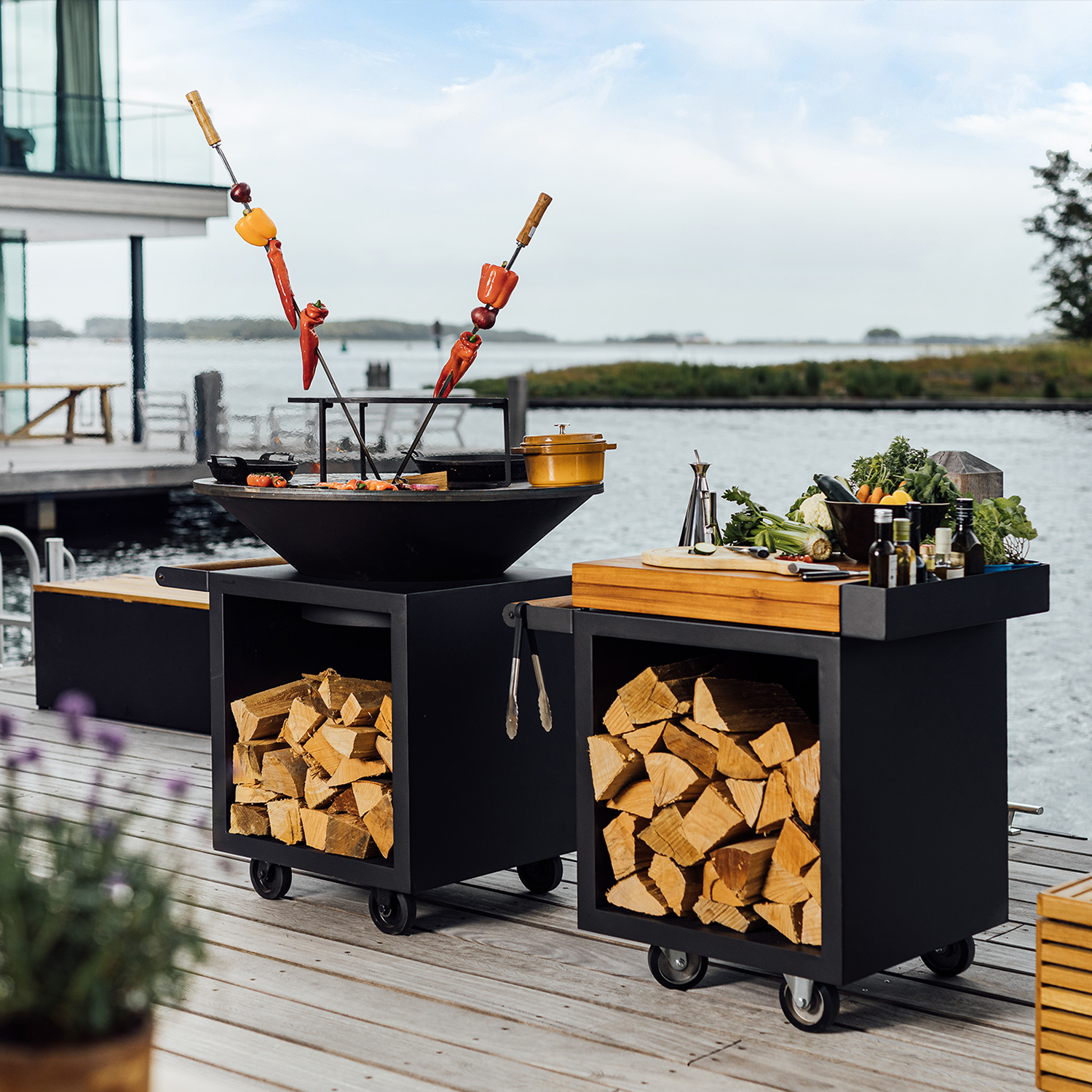 OFYR Sockel Black 65 PRO mit Arbeitsplatte Teakholz OFYR Sockel Black 65 PRO mit Arbeitsplatte Teakholz