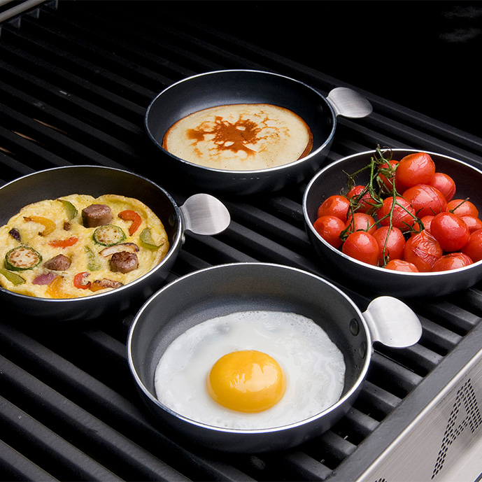 cadac-bbq-schälchen-mit-ei-und-gemüse-auf-dem-grill