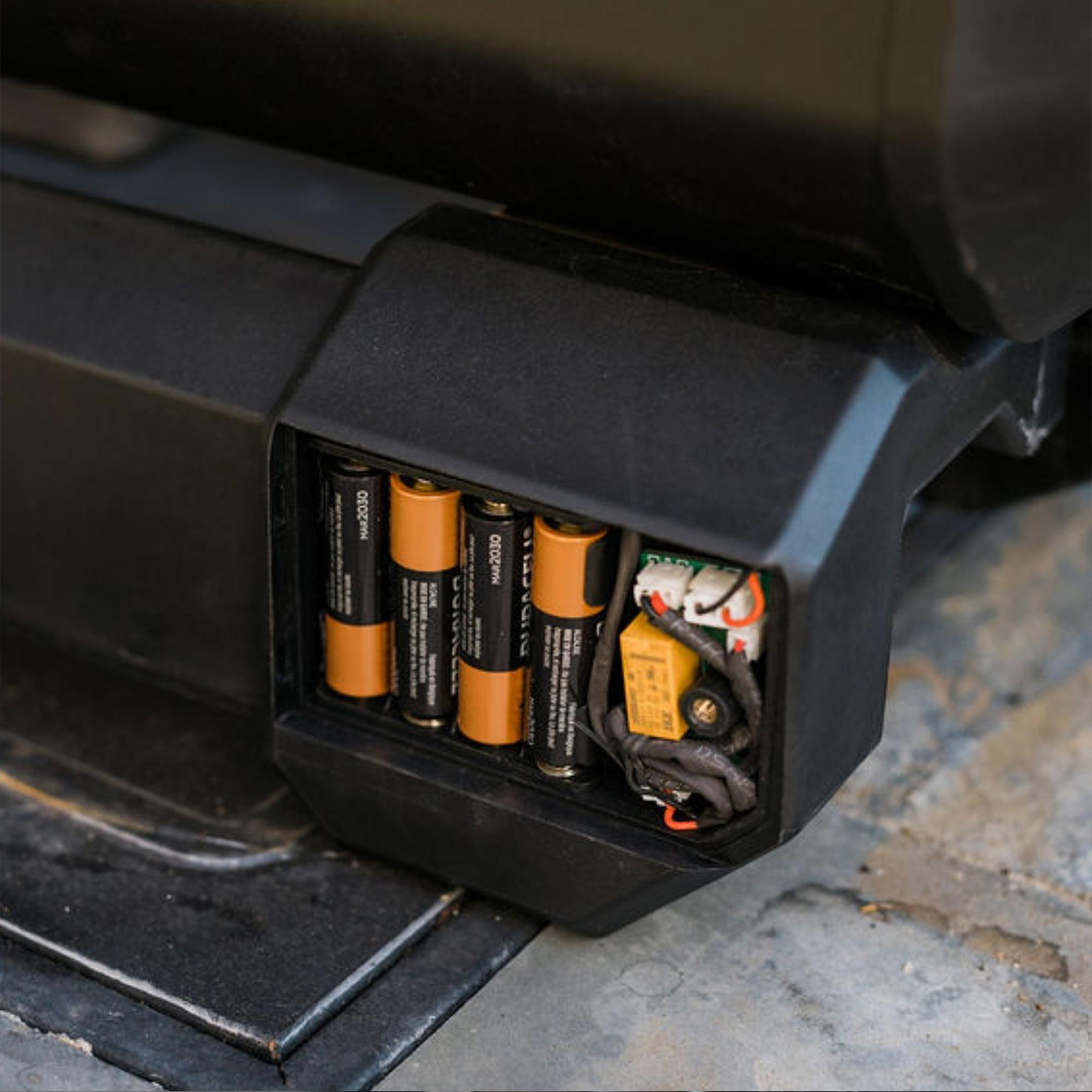 Masterbuilt Tragbarer Holzkohlegrill und Smoker mit Wagen Masterbuilt Tragbarer Holzkohlegrill und Smoker mit Wagen