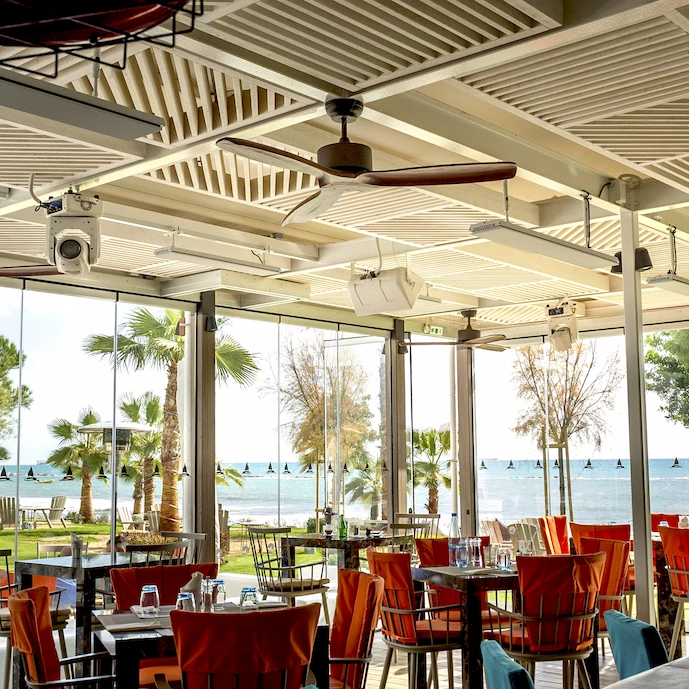 heizstrahler-eleganz-von-heatstripe-an-der-decke-im-wintergarten-eines-restaurants