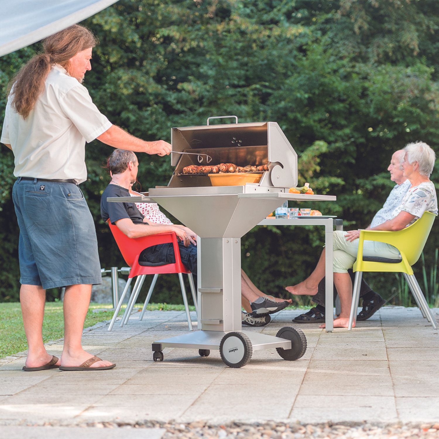 Thüros T4 Holzkohle-Grillstation Grillfläche 40 x 60 cm mit 4 Rollen Thüros T4 Holzkohle-Grillstation Grillfläche 40 x 60 cm mit 4 Rollen