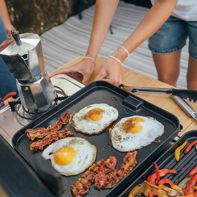 cadac-campingkocher-mit-zwei-flammen-und-blechen-mit-gemüse-und-eiern