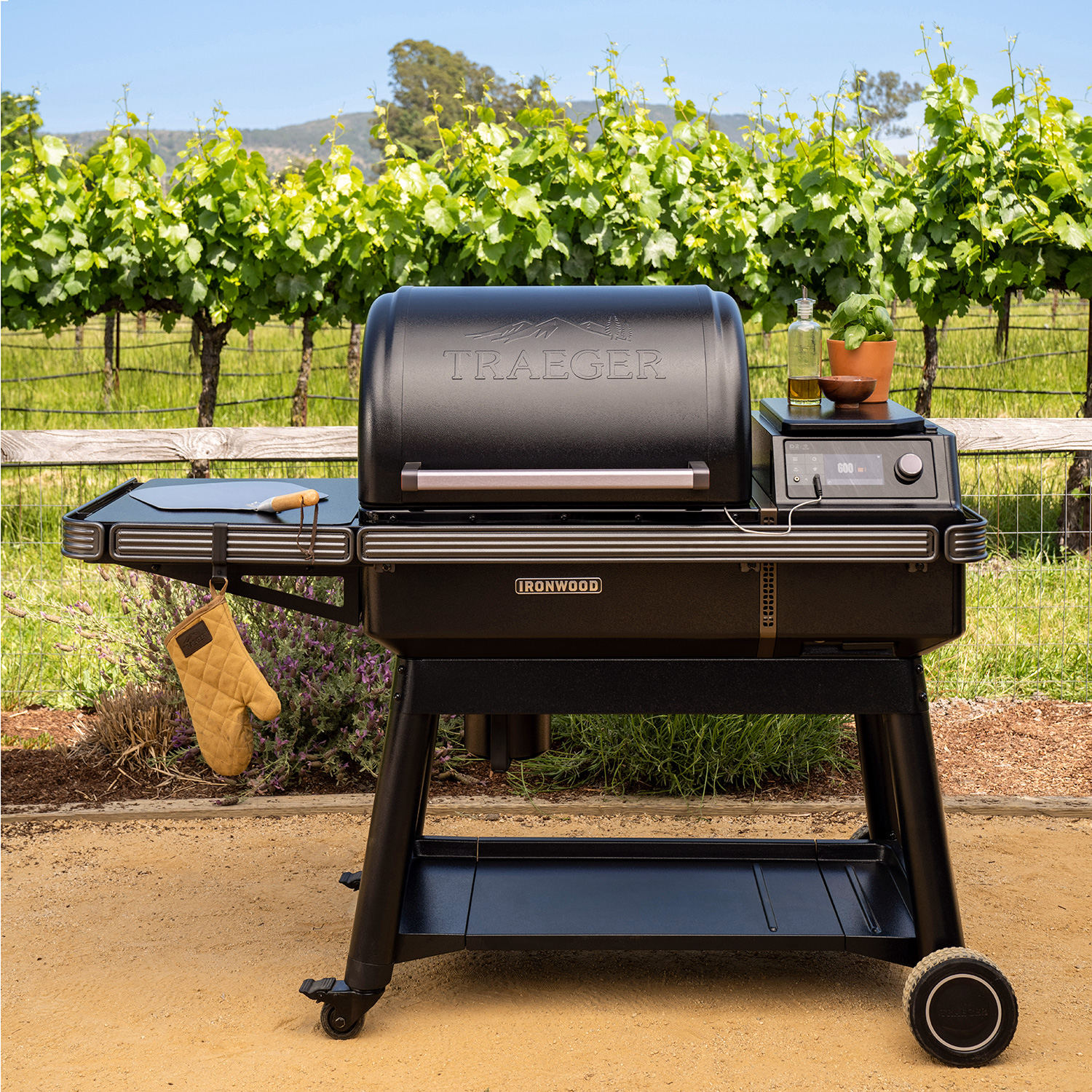 Traeger Ironwood inkl. Abdeckhaube, klappbare Frontablage & 9kg Pellets