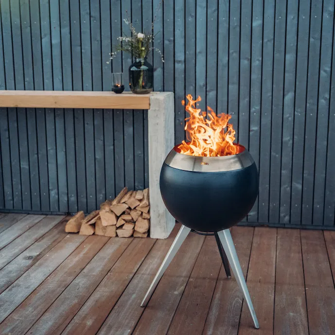 höfats-feuerkorb-moon-mit-feuer-auf-einer-terrasse