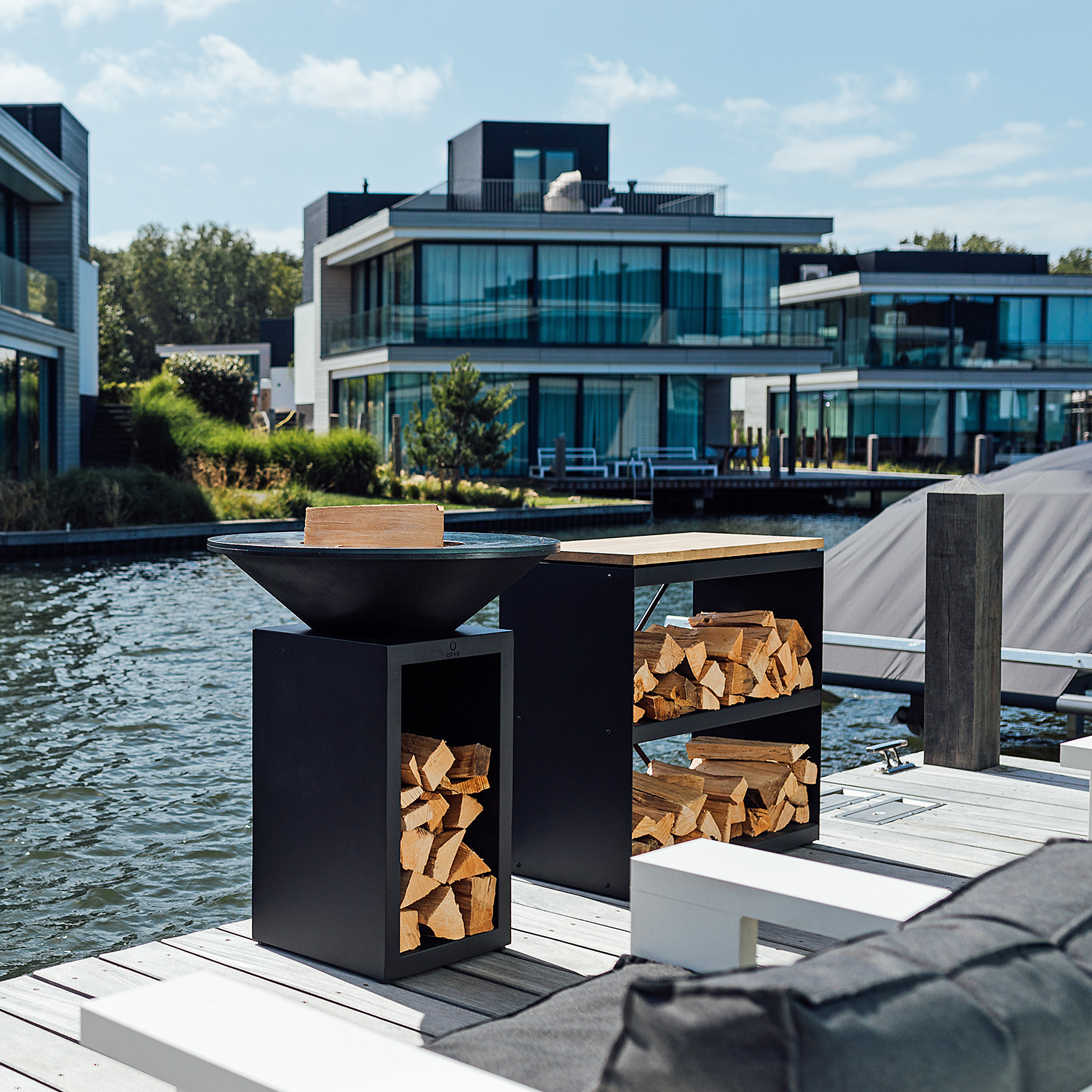 OFYR Holzregal Black mit Arbeitsplatte OFYR Holzregal Black mit Arbeitsplatte