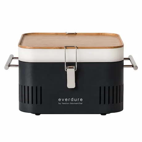 Schwarzer tragbarer Grill mit Holzdeckel und Metallgriffen Schwarzer tragbarer Grill mit Holzdeckel und Metallgriffen