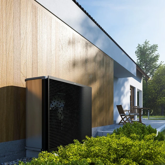 daikin-wärmepumpe-vor-einer-hauswand-im-außenbereich