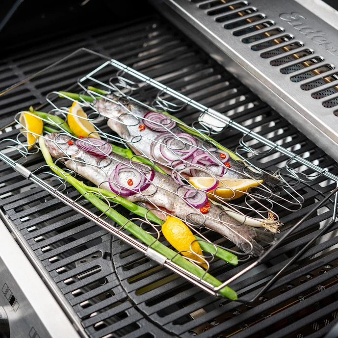 fisch-in-einem-fischkorb-auf-dem-grill