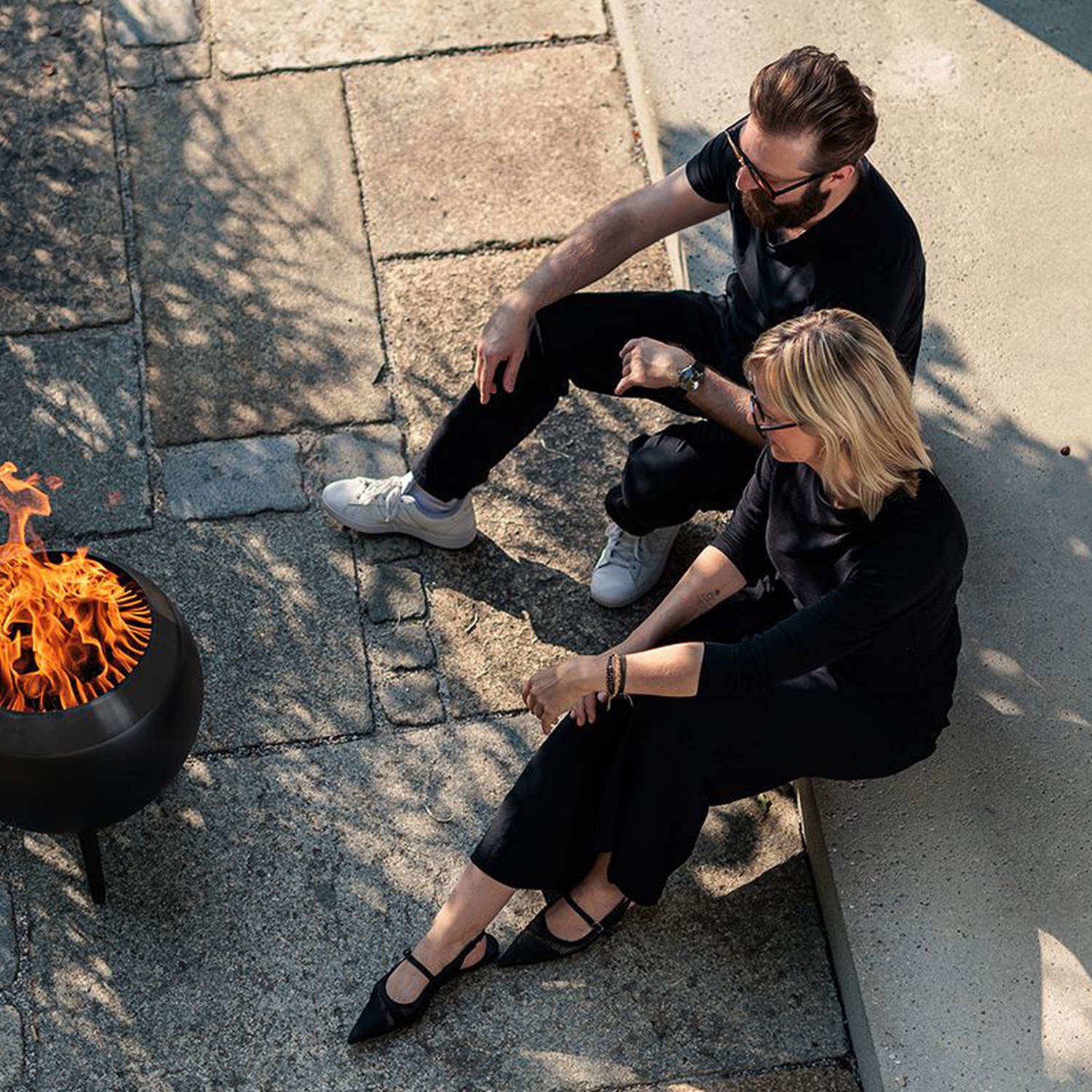 höfats MOON 45 all black Feuerkorb mit niedrigem Fuß