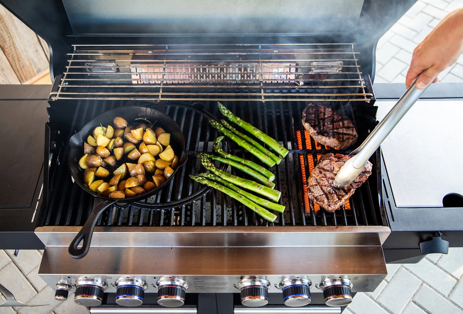 gasgrill-feuergott-hektor-4b-s-mit-fleisch,-spargel-und-kartoffeln