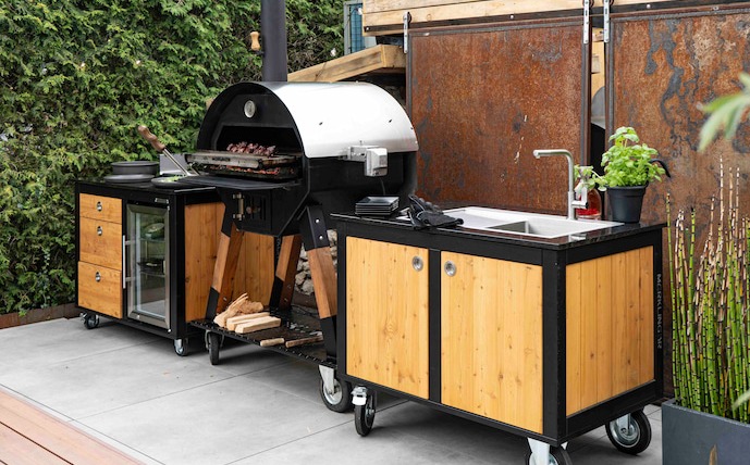 der-merklinger-outdoorküche-aus-verschiedenen-modulen-auf-einer-terrasse-im-freien