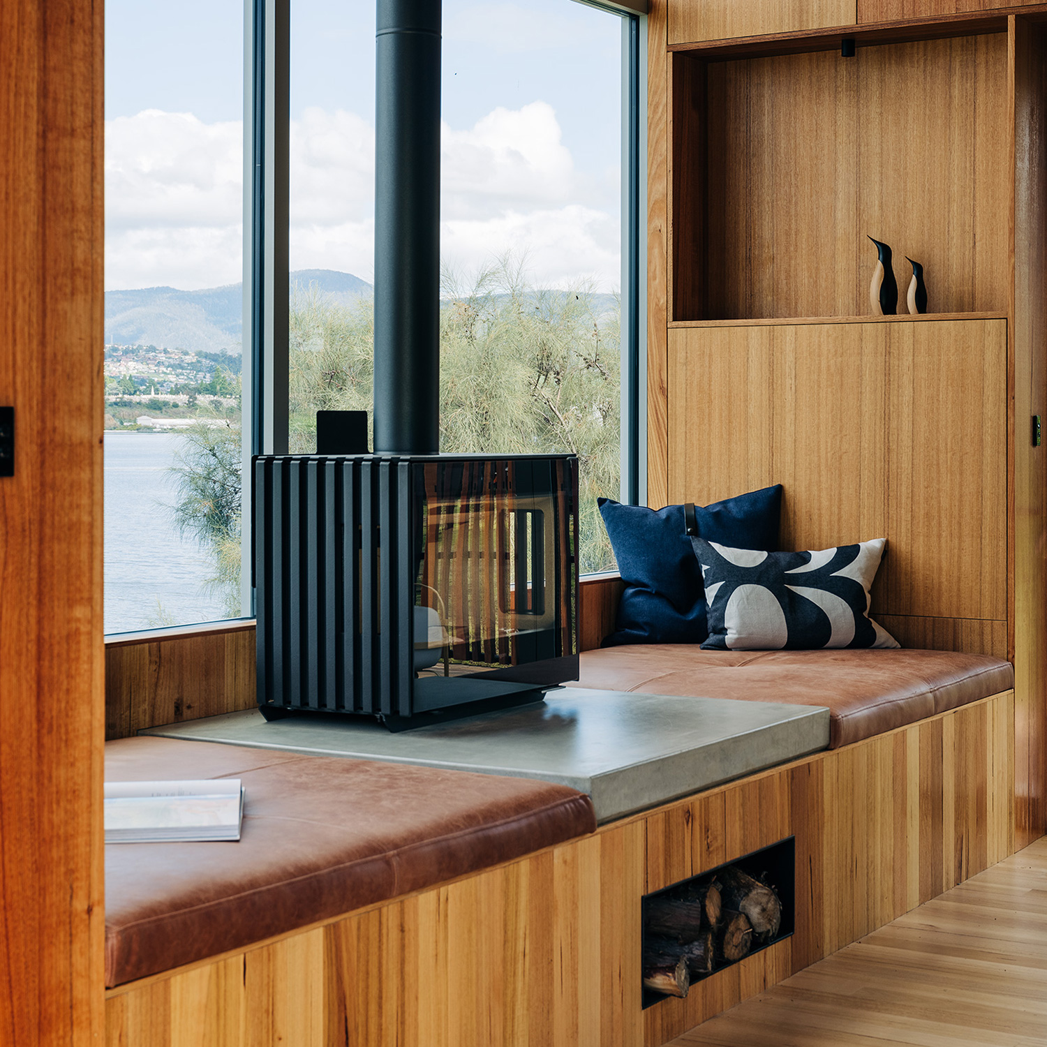 Hergom Glance LVP Kaminofen Gusseisen schwarz inkl. Wandbefestigung