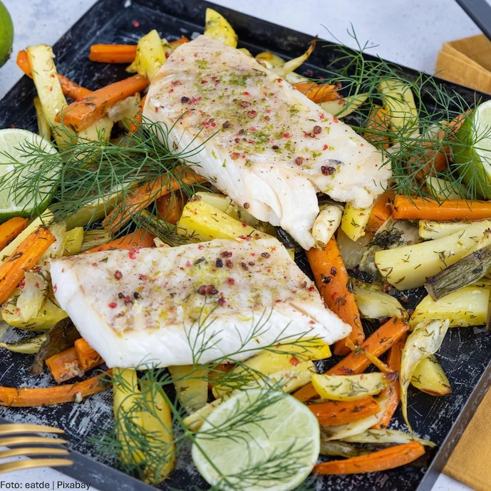 fischfilets-auf-gemüse-angerichtet