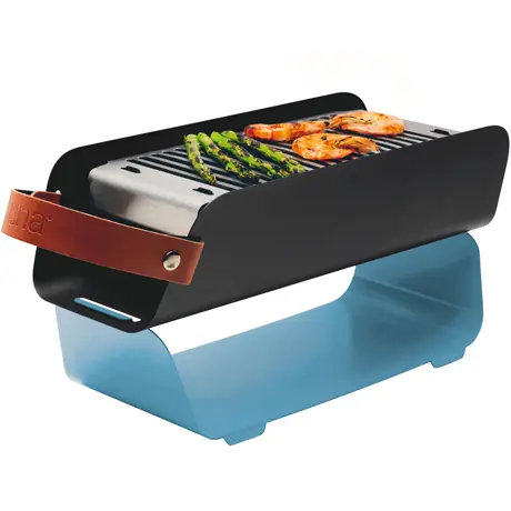 Una Grill in Pastellblau mit Gemüse und Garnelen auf dem Rost