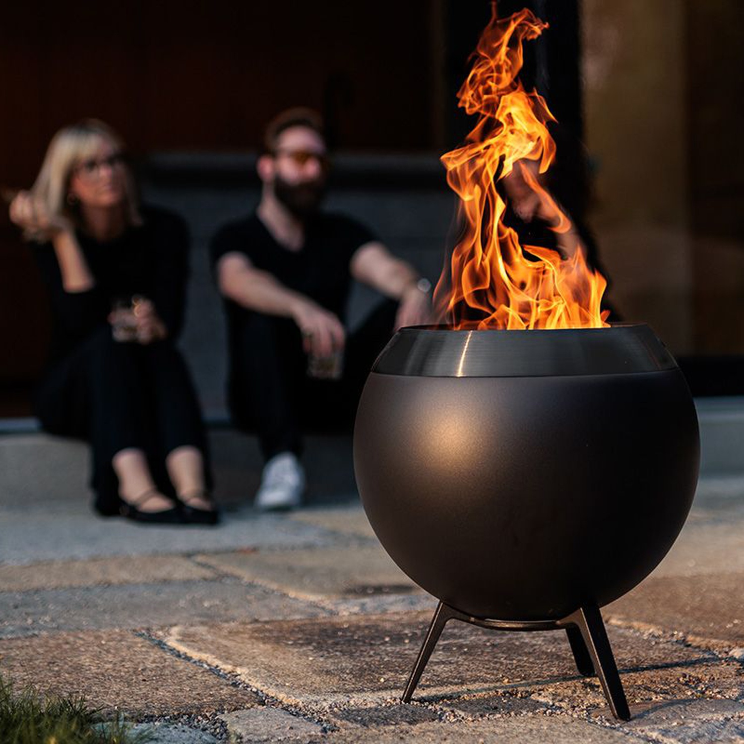 höfats MOON 45 all black Feuerkorb mit niedrigem Fuß