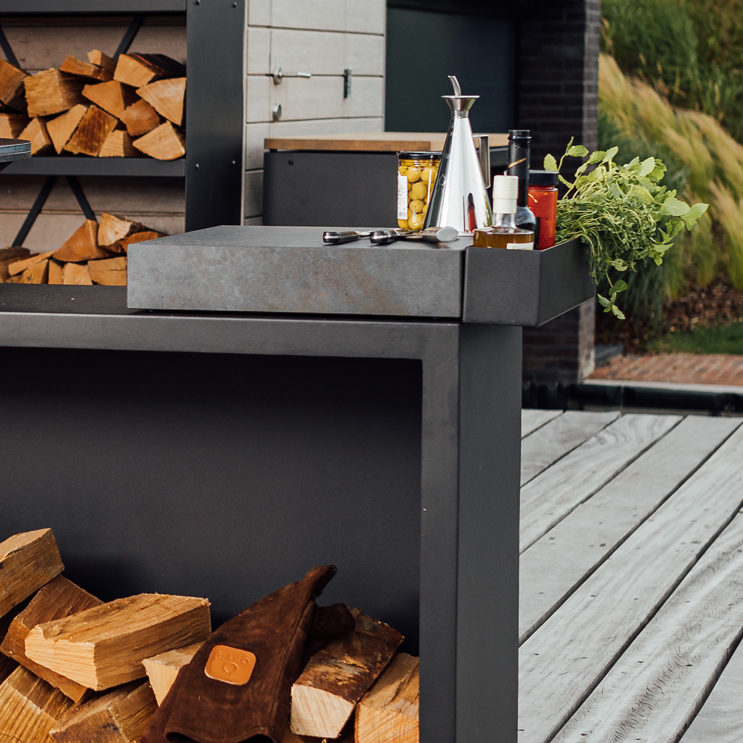 OFYR Island Black 100 Grill & Feuerstelle mit Arbeitsplatte Keramik