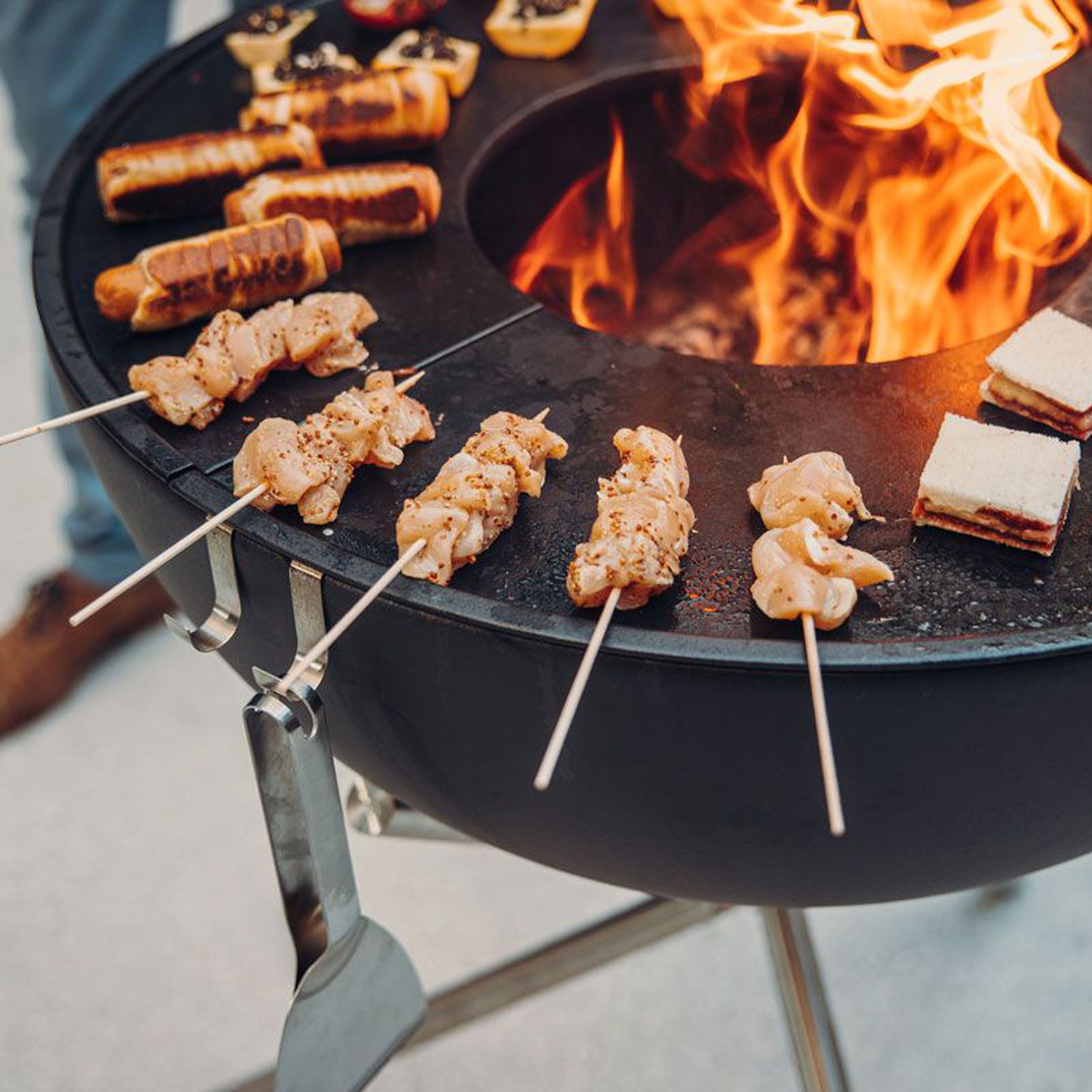 höfats BOWL 70 Feuerschale mit Dreibein