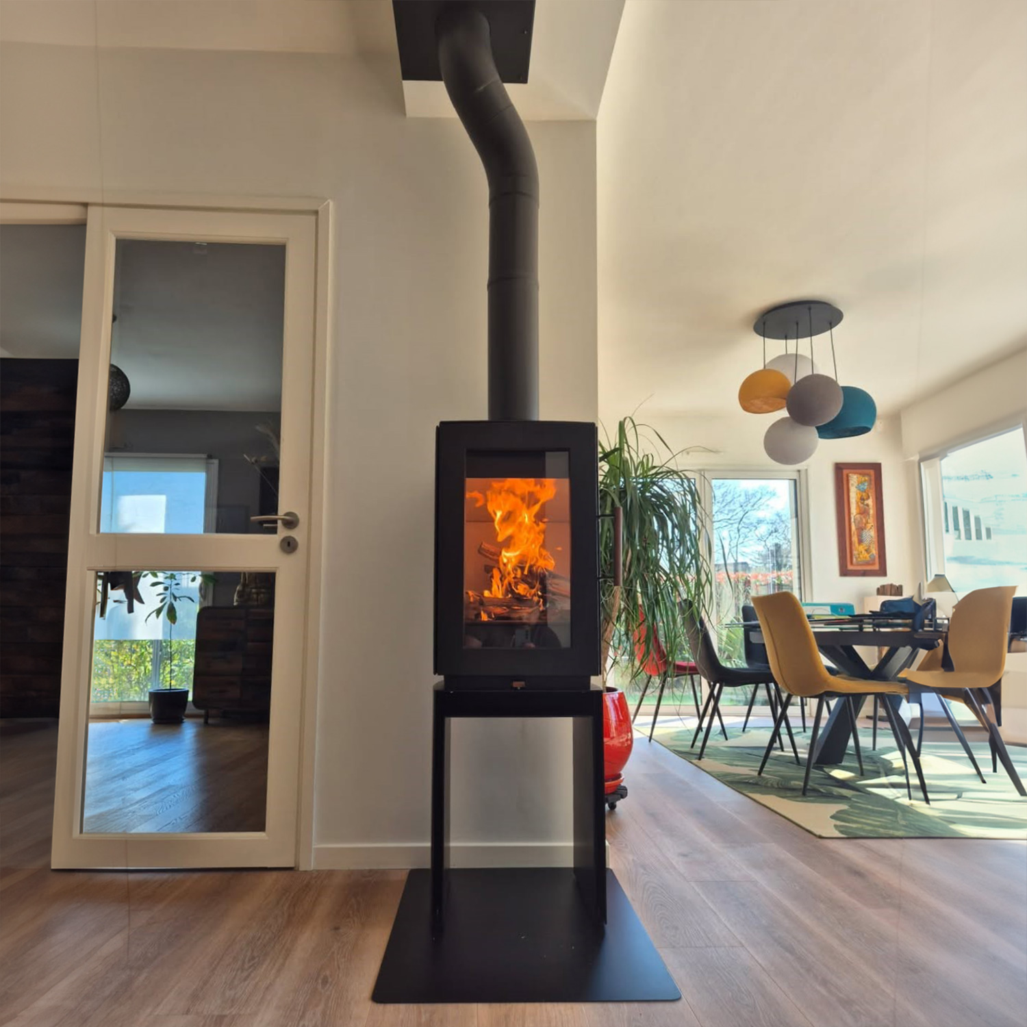 Hergom Glow Kaminofen Gusseisen Schwarz mit Bankerhöhung Hergom Glow Kaminofen Gusseisen Schwarz mit Bankerhöhung