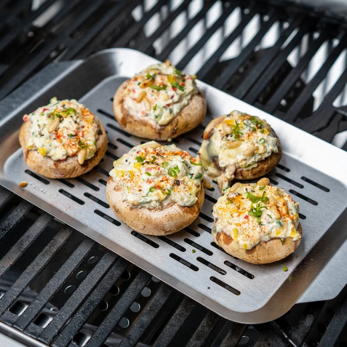 enders-grillschale-mit-gefüllten-pilzen-und-käse-überbacken