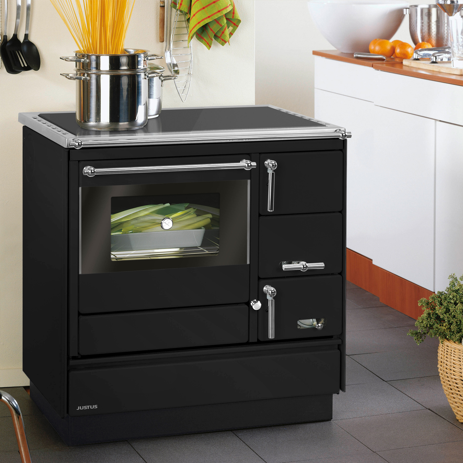 Justus Linz Festbrennstoffherd Schwarz Chrom, links