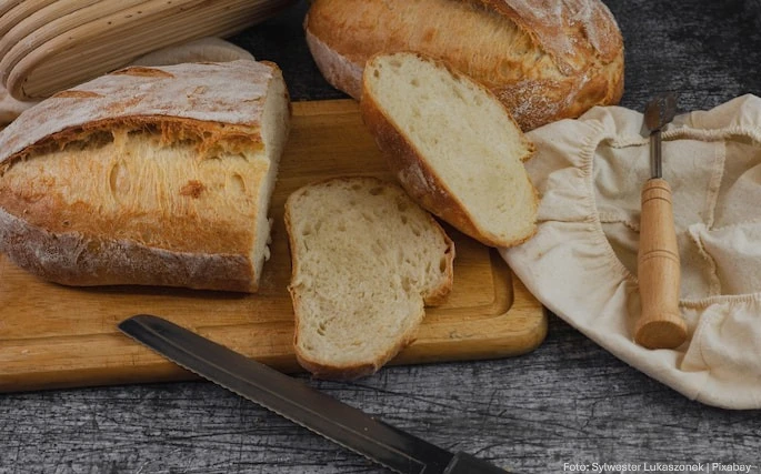 aufgeschnittenes-helles-brot