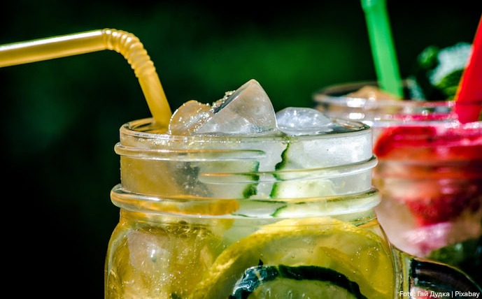 selbstgemachte-limonade-im-schraubglas-mit-trinkröhrchen
