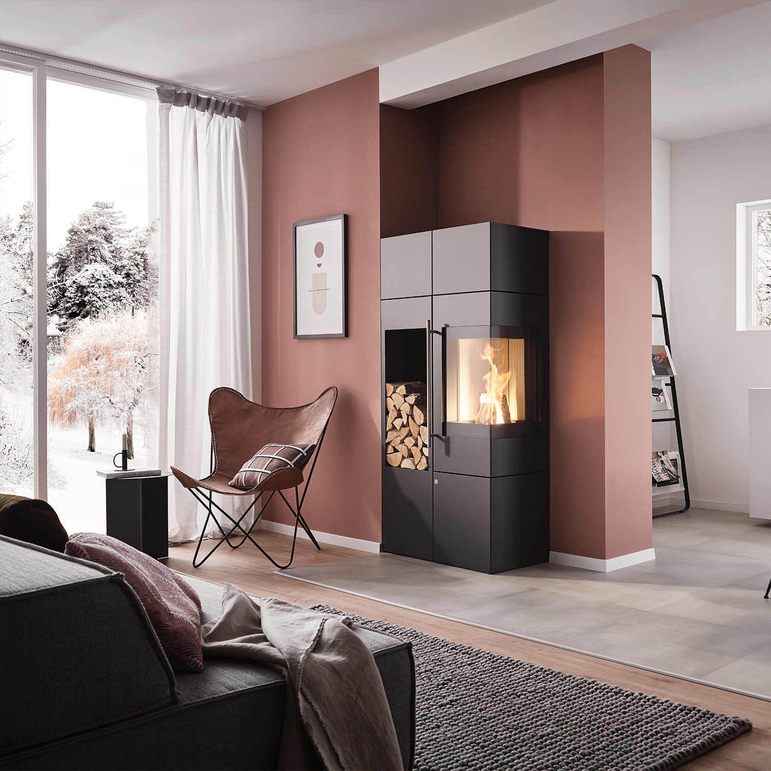 Olsberg Ipala Smart Compact Kaminofen Stahl schwarz, Türanschlag rechts, Stahltür mit Speicheraufsatz und Holzregal links