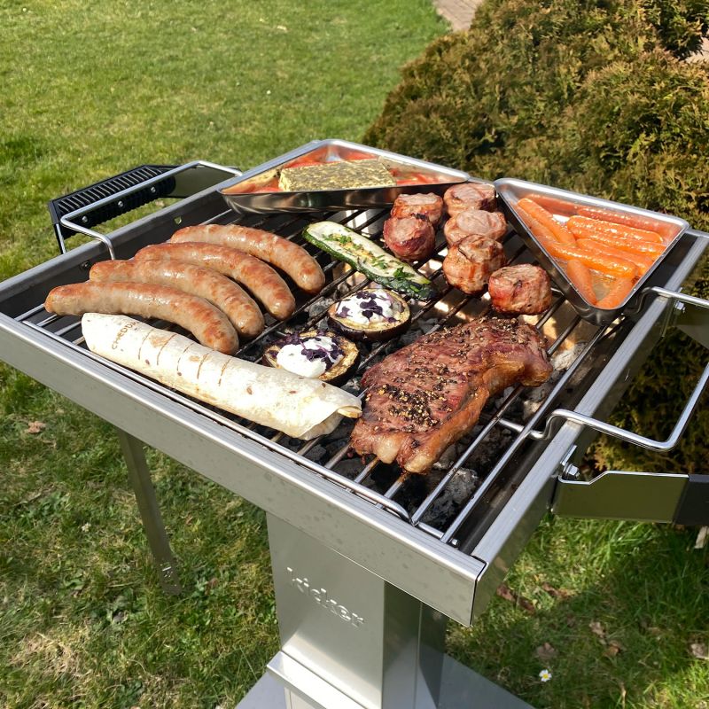 Thüros T3 Säulengrill aus Edelstahl mit quadratischer Grillfläche und Standfuß
