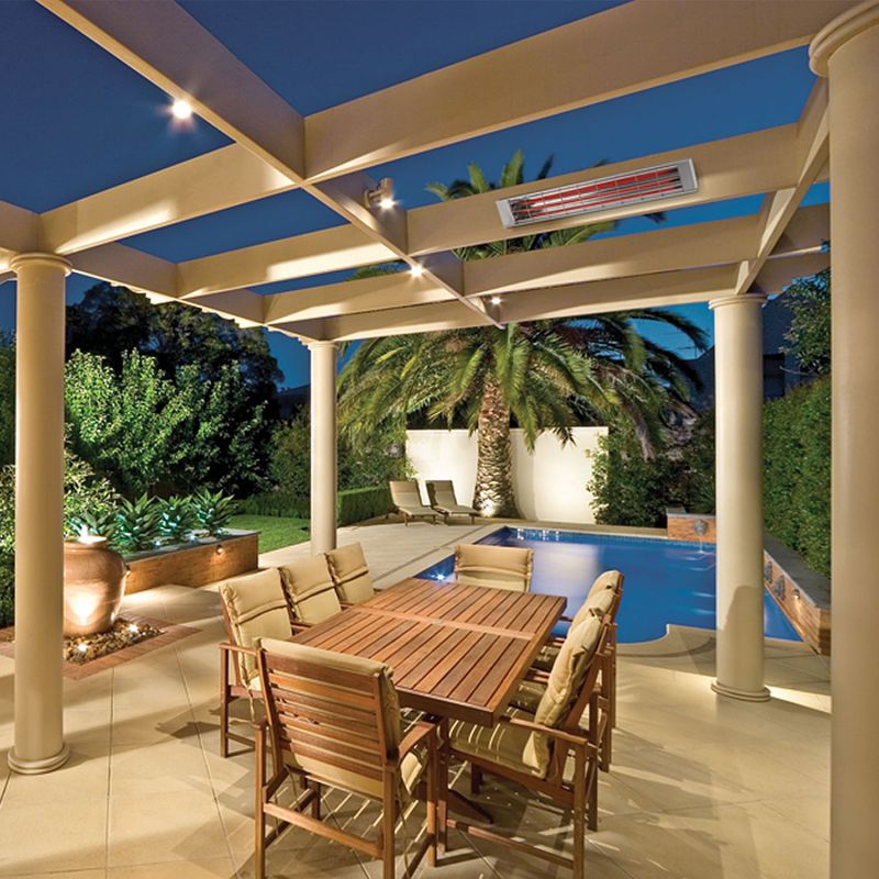 Heatstrip Heizstrahler Max auf einer Terrasse mit Sitzgruppe und Pool